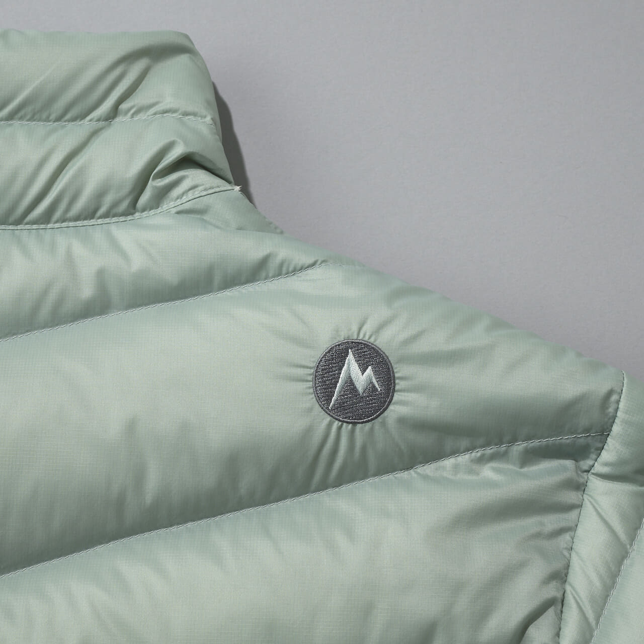 モーマットのダウン 750FP Prime Down Jacketの裏ロゴ