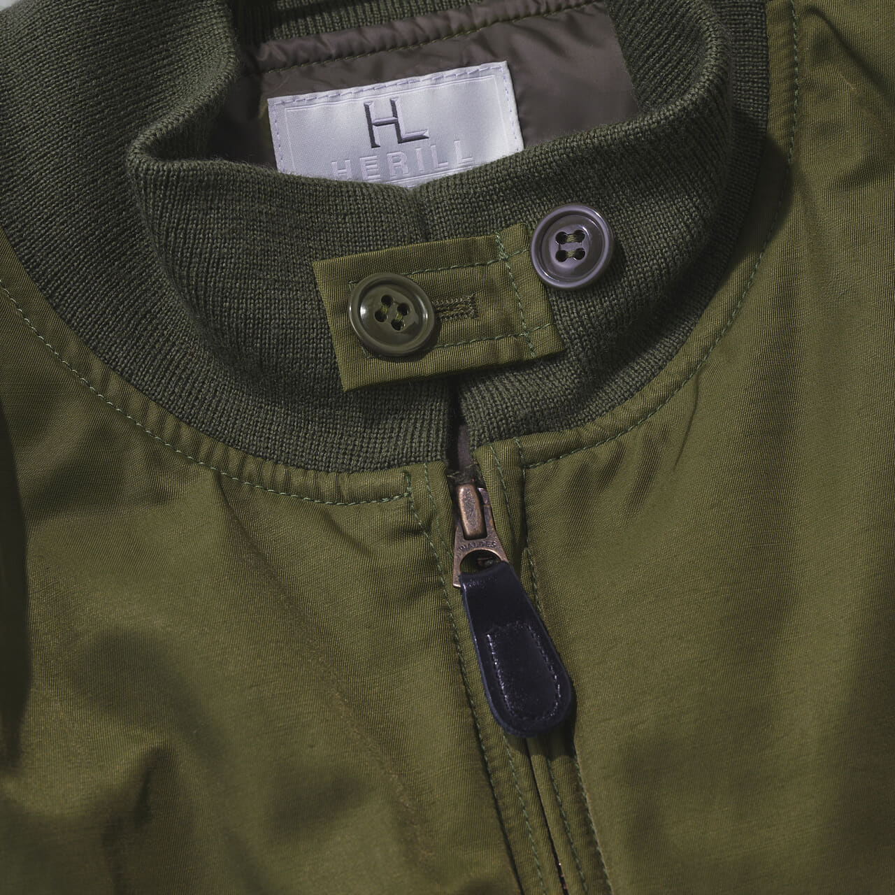 ヘリルの新作ダウンのネック