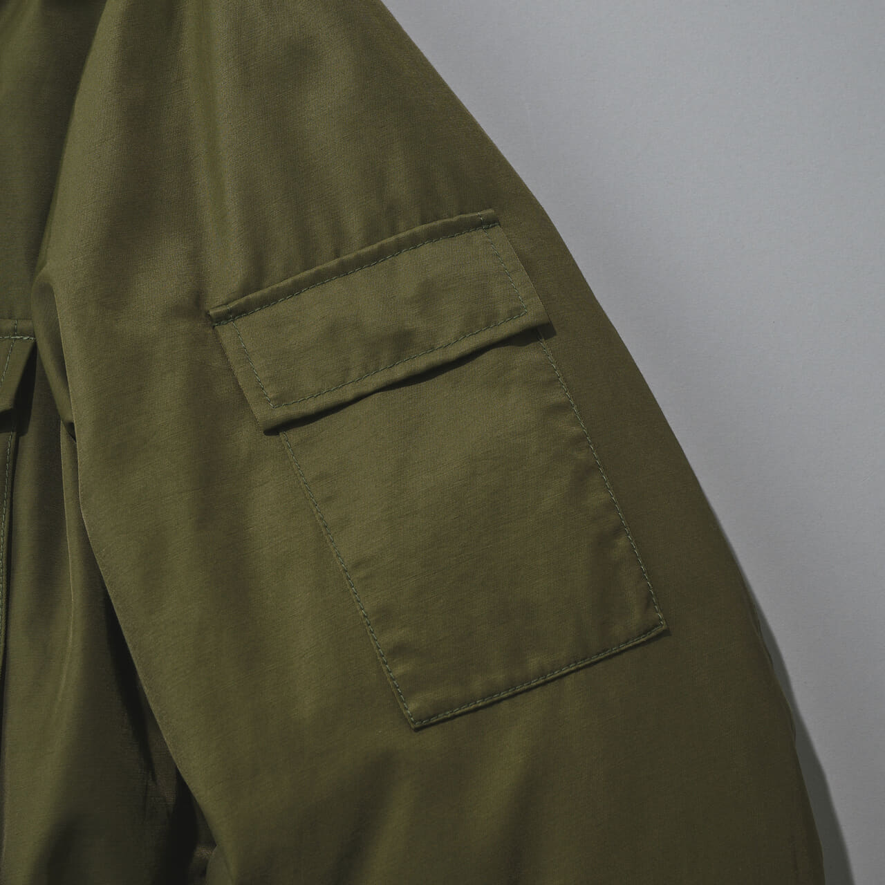 ヘリルの新作ダウンの腕ポケット