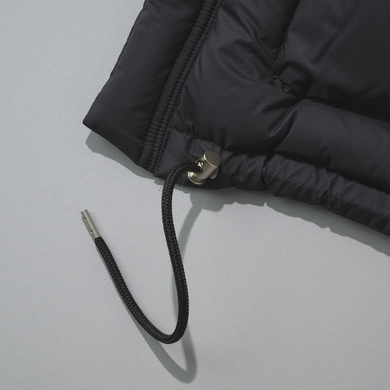 オーラリーの新作黒ダウン/SUPER LIGHT NYLON RIPSTOP DOWN BLOUSONのコード