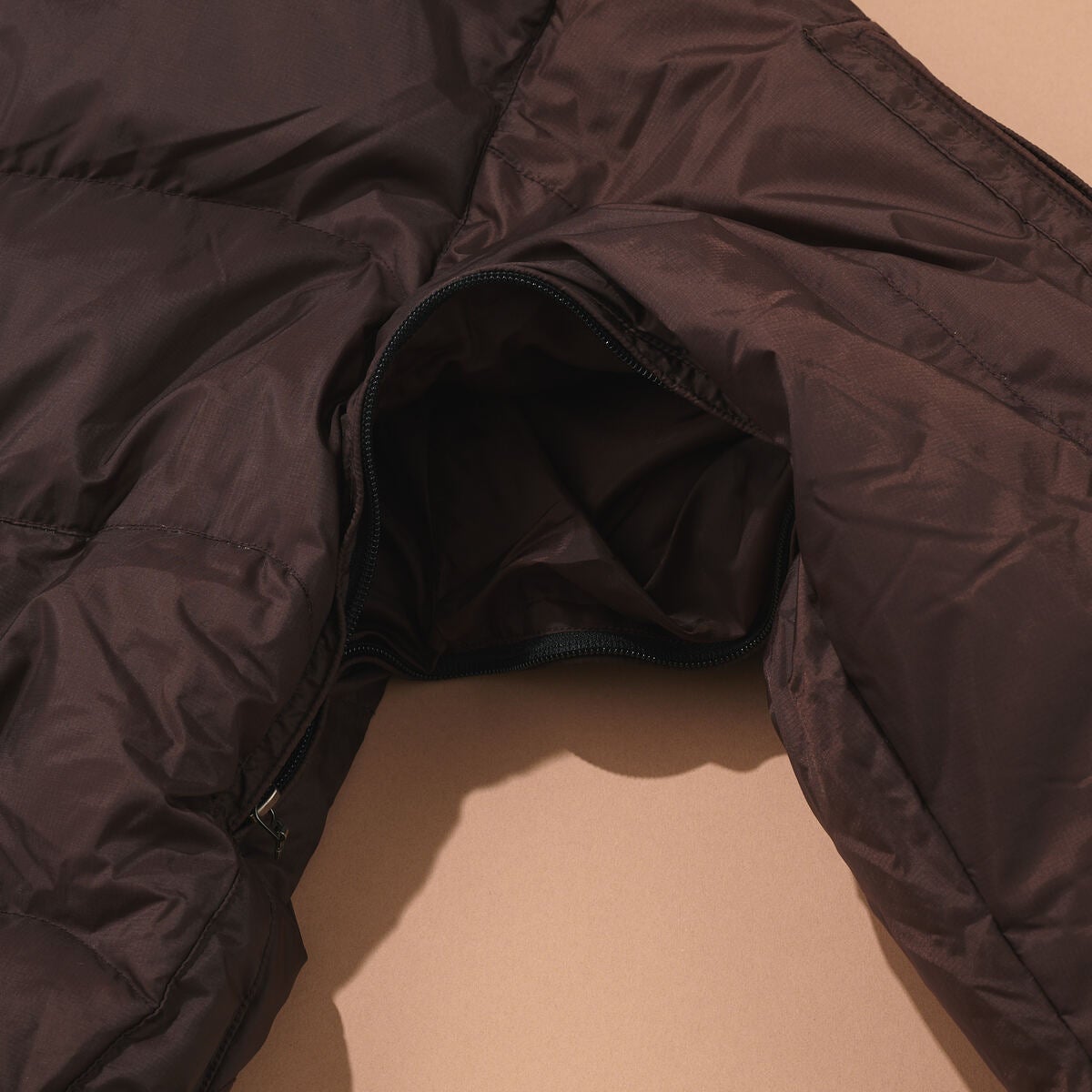 エディターが買ってよかった「オークリー 」00sのダウンジャケットの脇