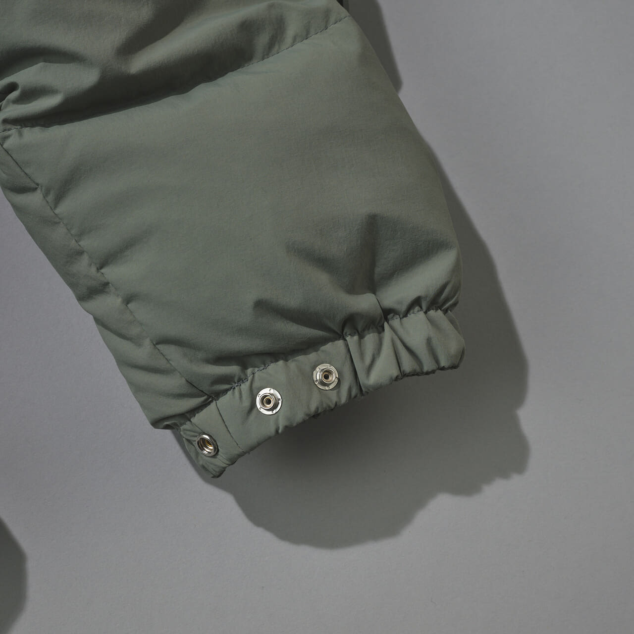 ユーゲンのダウン “Clyde” Hokkaido Exclusive Down Jacket -COAT086HD-の袖