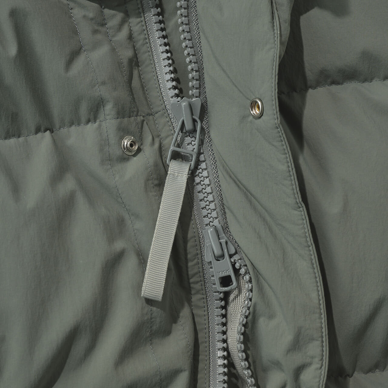 ユーゲンのダウン “Clyde” Hokkaido Exclusive Down Jacket -COAT086HD-のジッププル