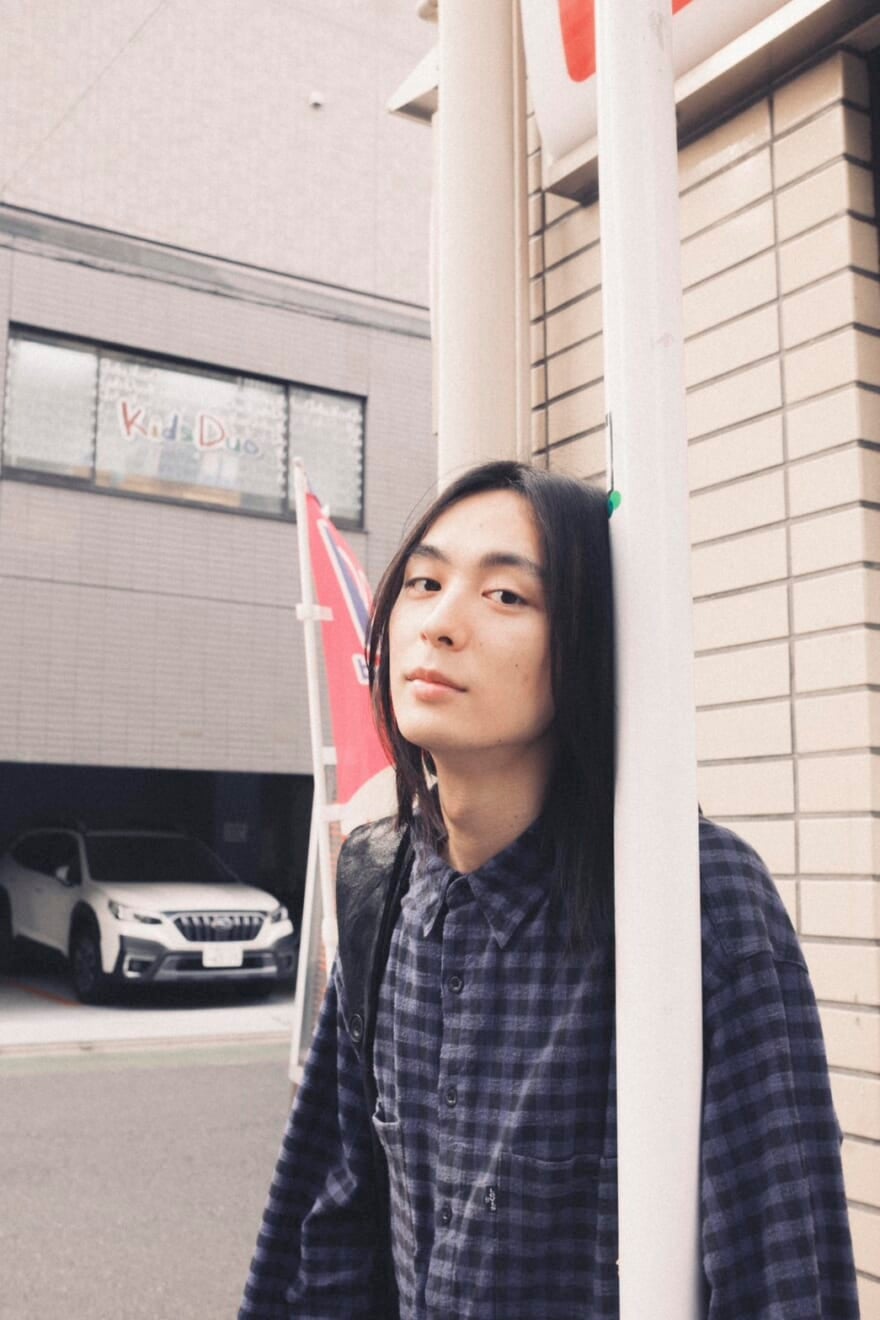 チェックのシャツを着たメンズノンノモデル海谷遠音