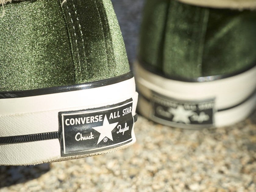 「コンバース」も「サロモン」も“大人グリーン”がキーカラー！　上品なベルベットをあえてタフに履きこなす！【人気ショップ＆ブランドスタッフの冬の毎日更新スニーカースナップ／DAY4】