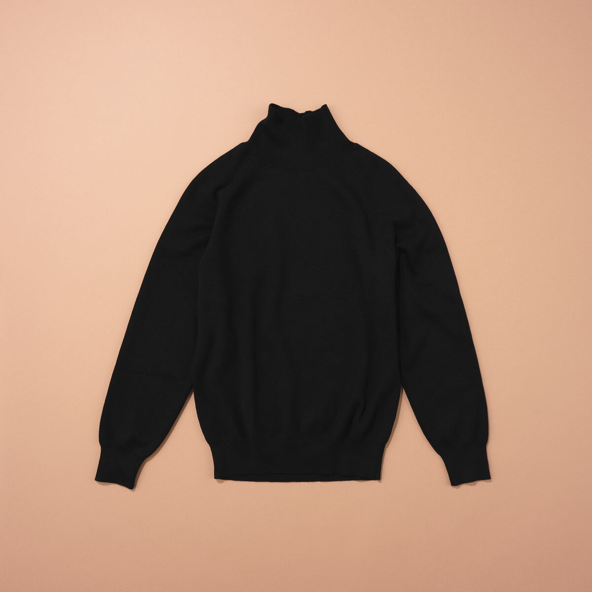エディターが買ってよかった黒いユニクロユーのハイネックセーター