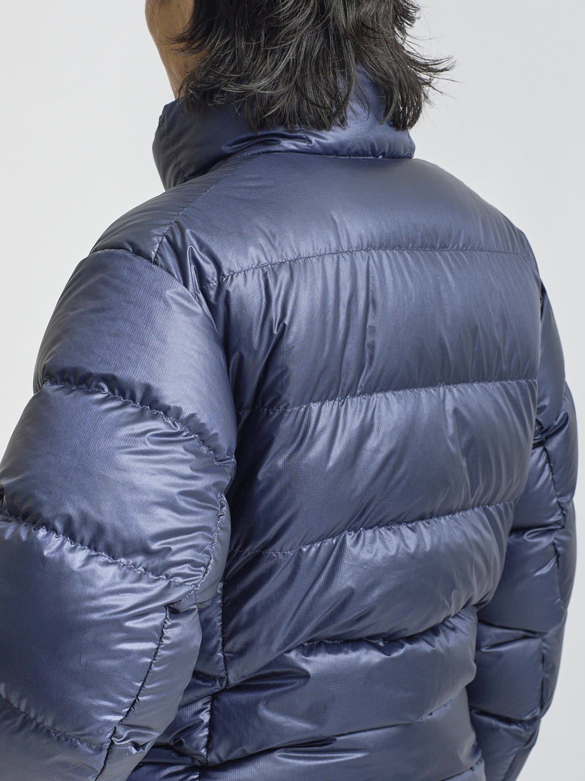 モンベルのアルパインダウン ジャケットのオシャレな着こなしのバック