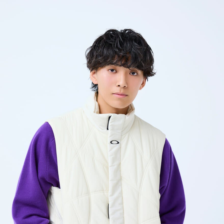 幅広なVバングで、マッシュショートをメンズライクに