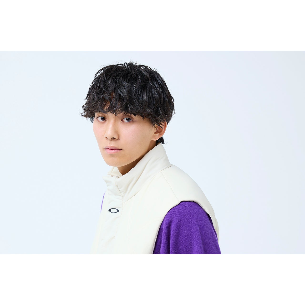 幅広なVバングで、マッシュショートをメンズライクに