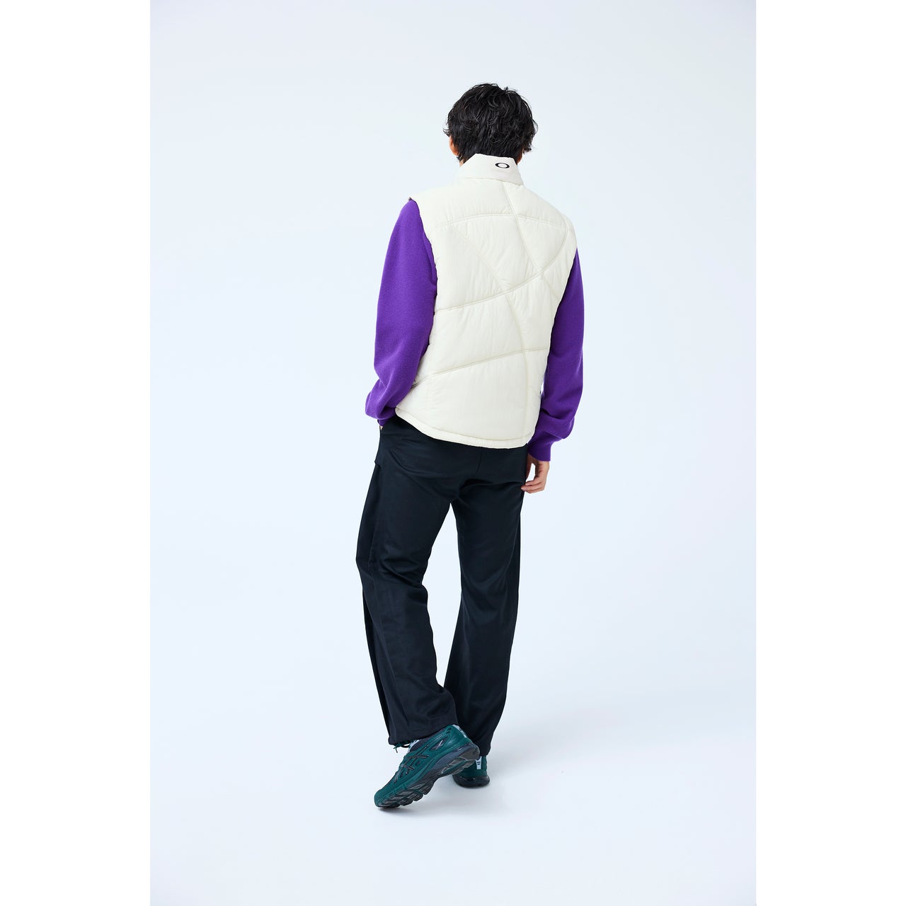 幅広なVバングで、マッシュショートをメンズライクに