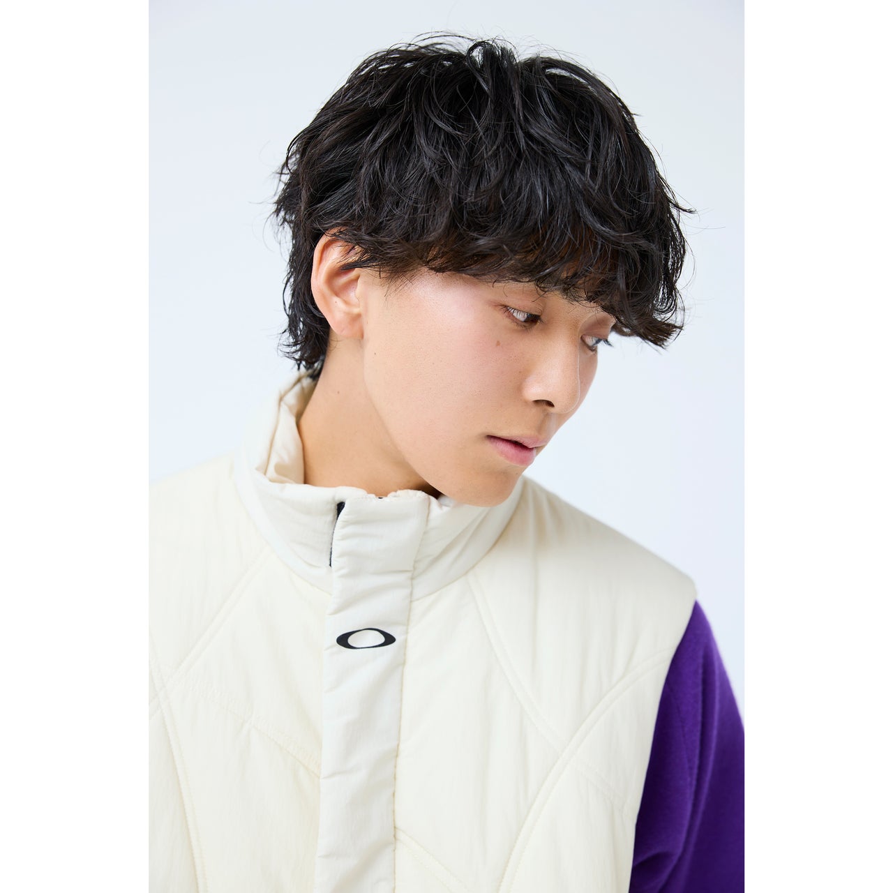 幅広なVバングで、マッシュショートをメンズライクに