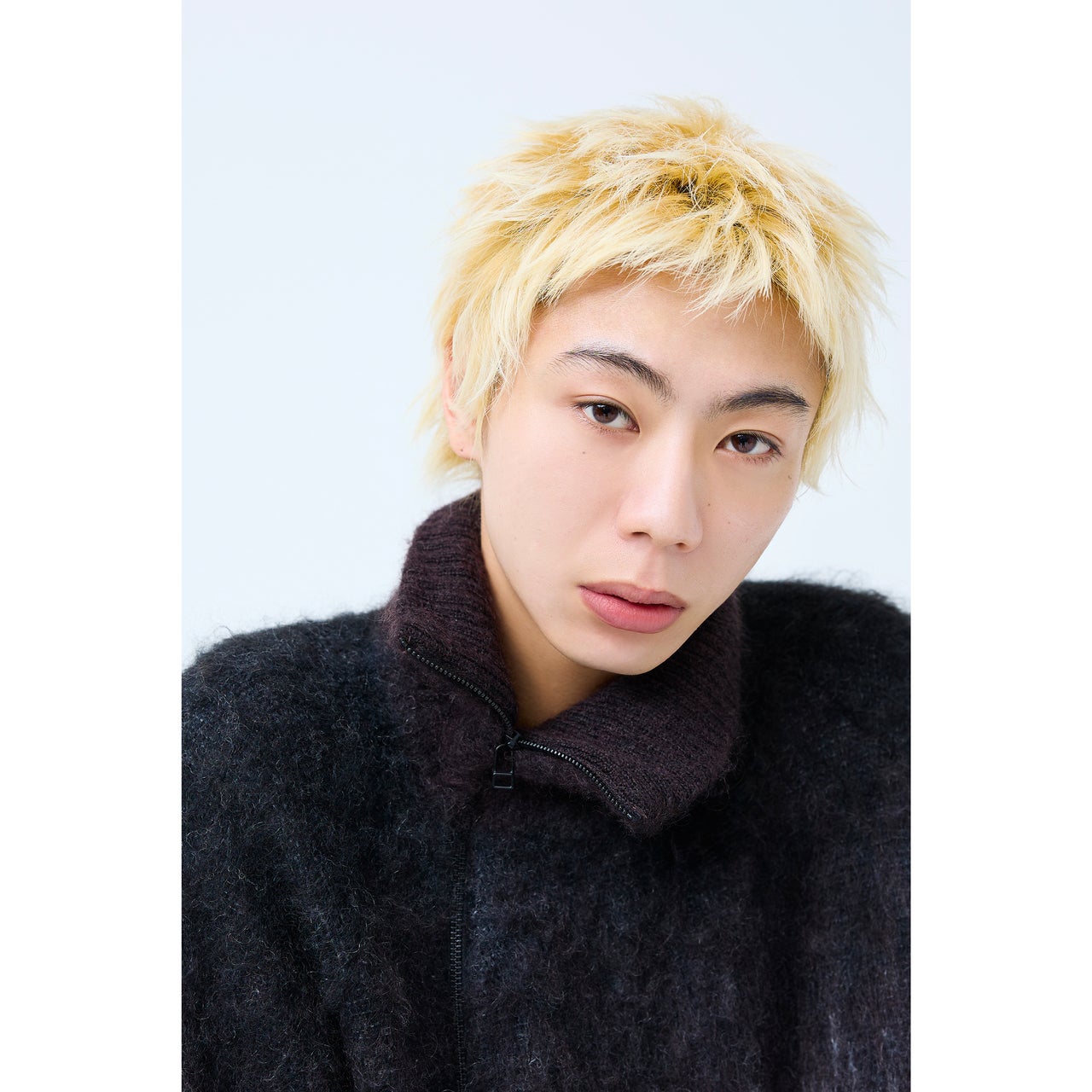 古着が似合うロックなヘアは、ドライ質感なハイトーン一択