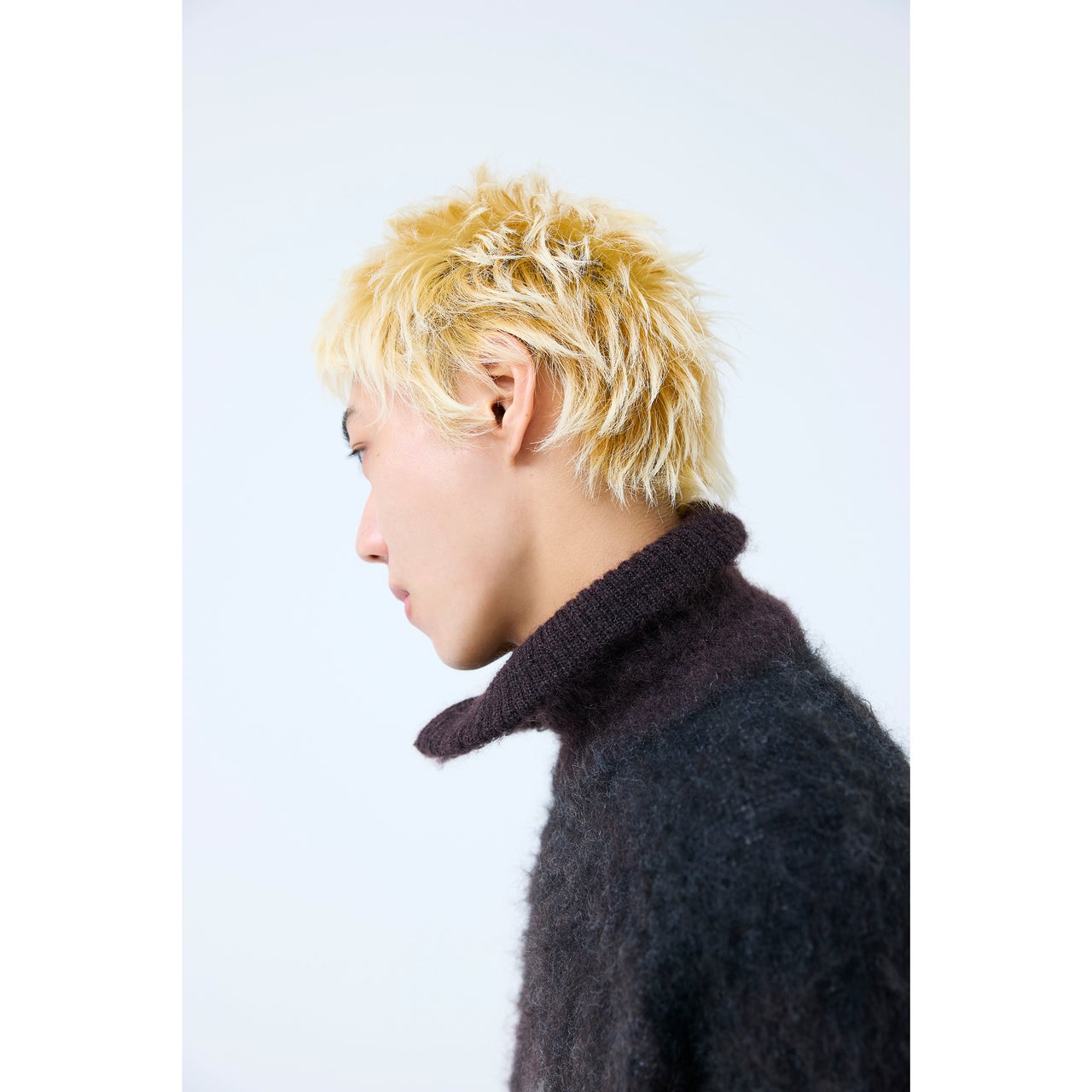 古着が似合うロックなヘアは、ドライ質感なハイトーン一択