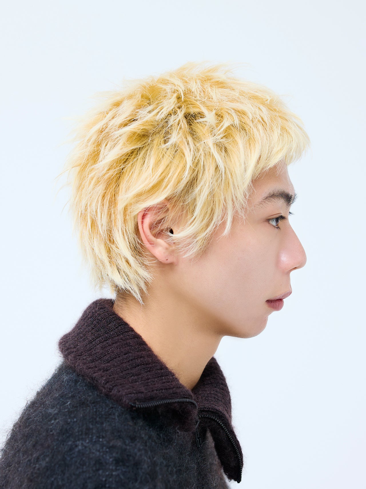 古着が似合うロックなヘアは、ドライ質感なハイトーン一択