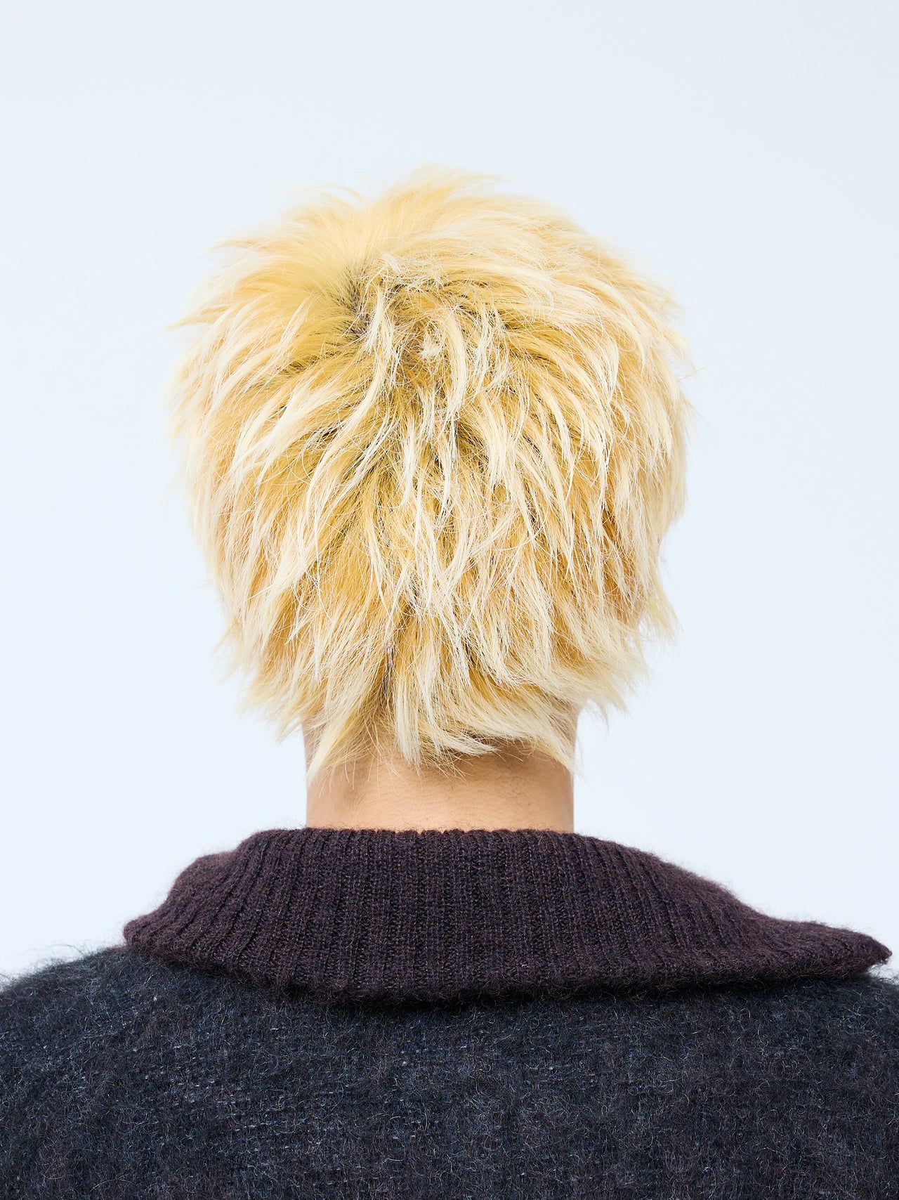 古着が似合うロックなヘアは、ドライ質感なハイトーン一択