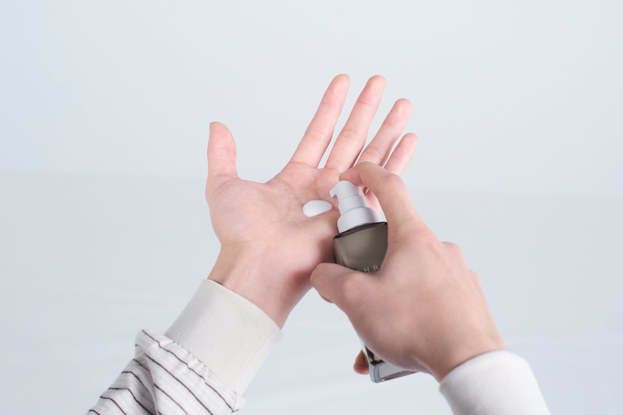 乳液を手に出しているシーン