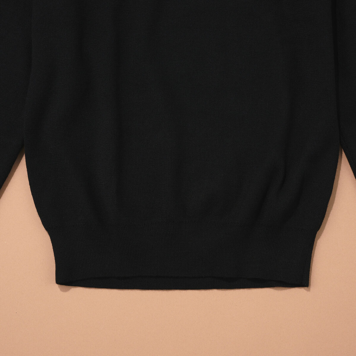 エディターが買ってよかった黒いユニクロユーのハイネックセーターの裾