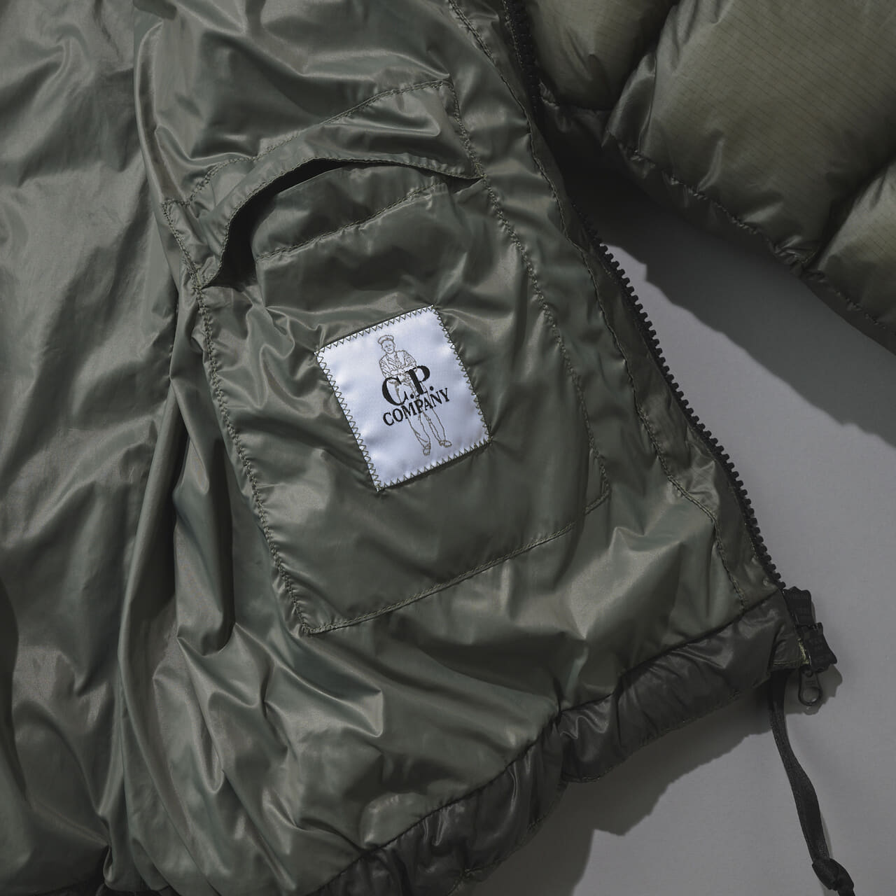 シーピーカンパニーのダウン/DD.D. Shell Hooded Down Jacketの裏地タグ