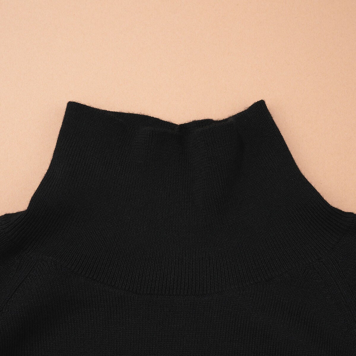 エディターが買ってよかった黒いユニクロユーのハイネックセーターのネック