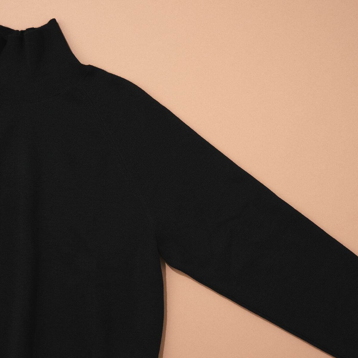 エディターが買ってよかった黒いユニクロユーのハイネックセーターの袖