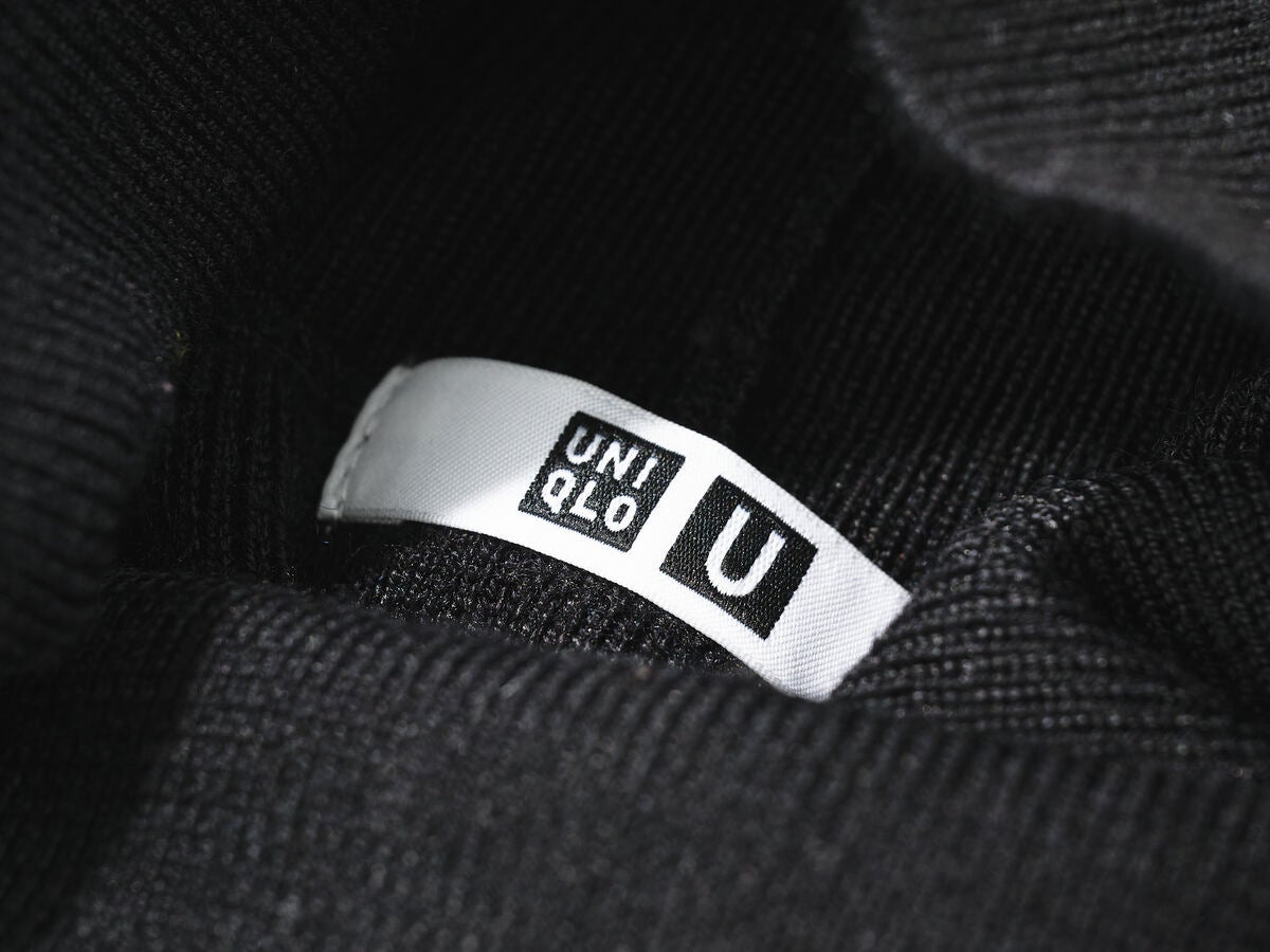 エディターが買ってよかった黒いユニクロユーのハイネックセーターのタグ