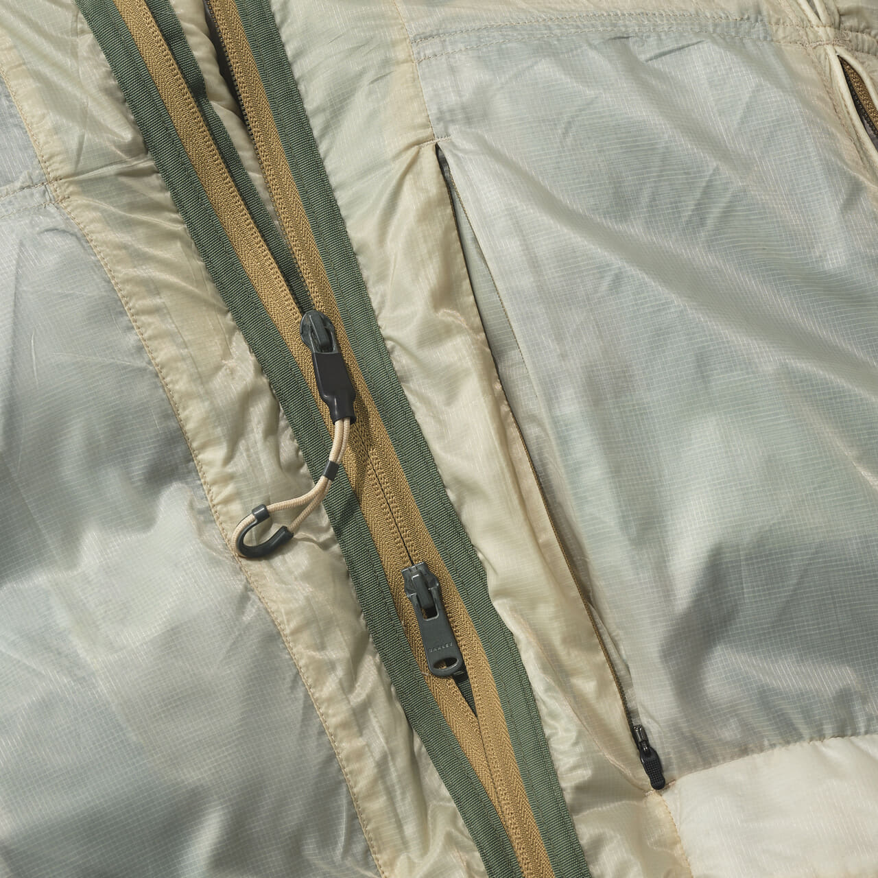 オークリーのダウン/Latitude Soar Puffer Jackettのジップ