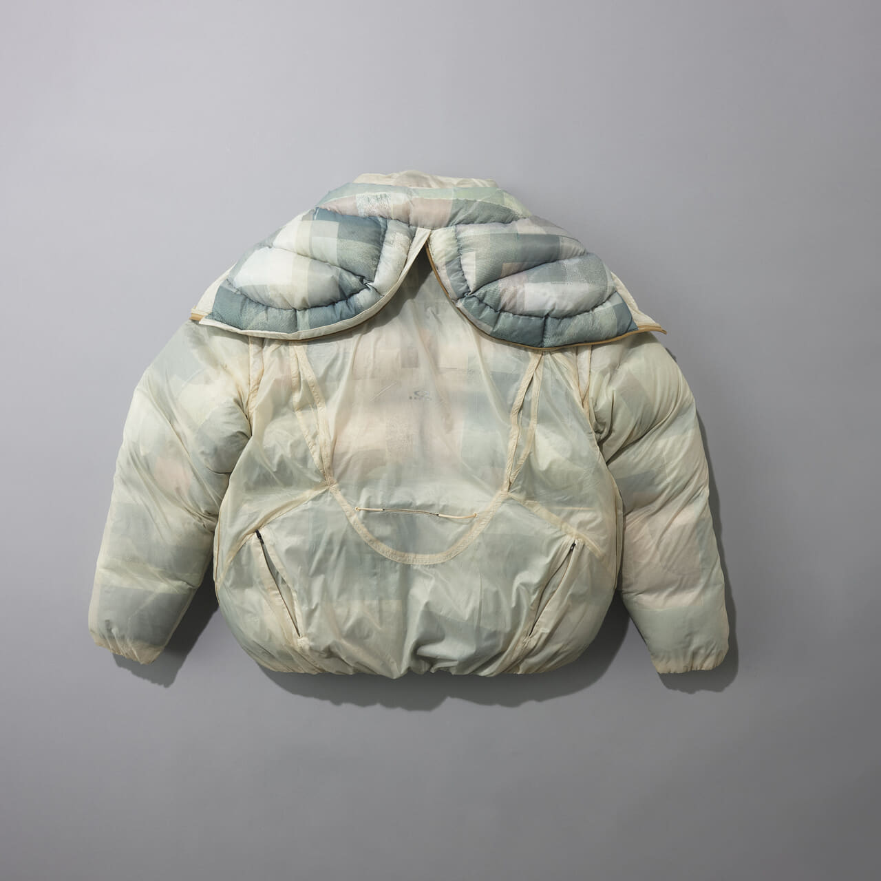 オークリーのダウン/Latitude Soar Puffer Jackettのフードディテール