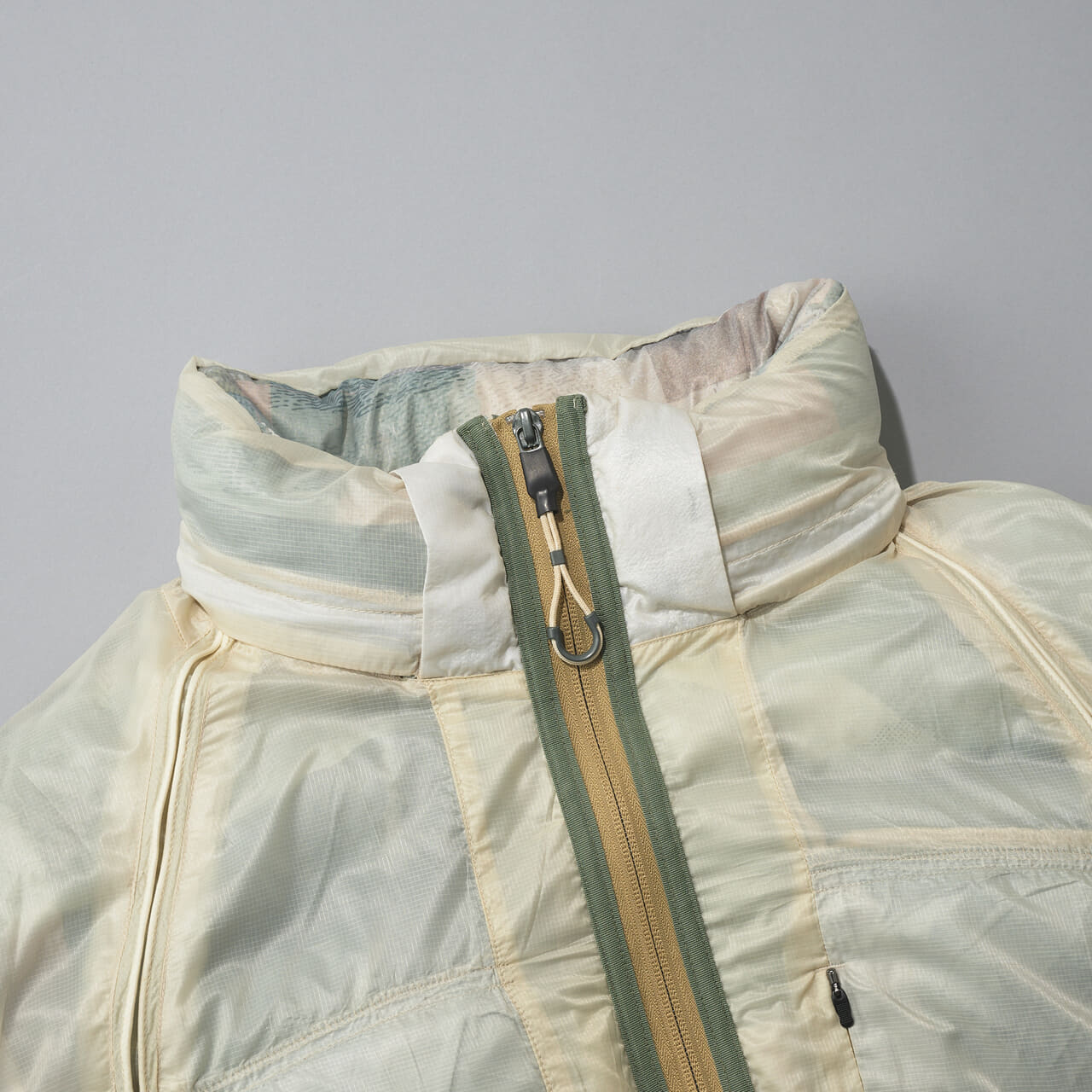 オークリーのダウン/Latitude Soar Puffer Jackettのネック