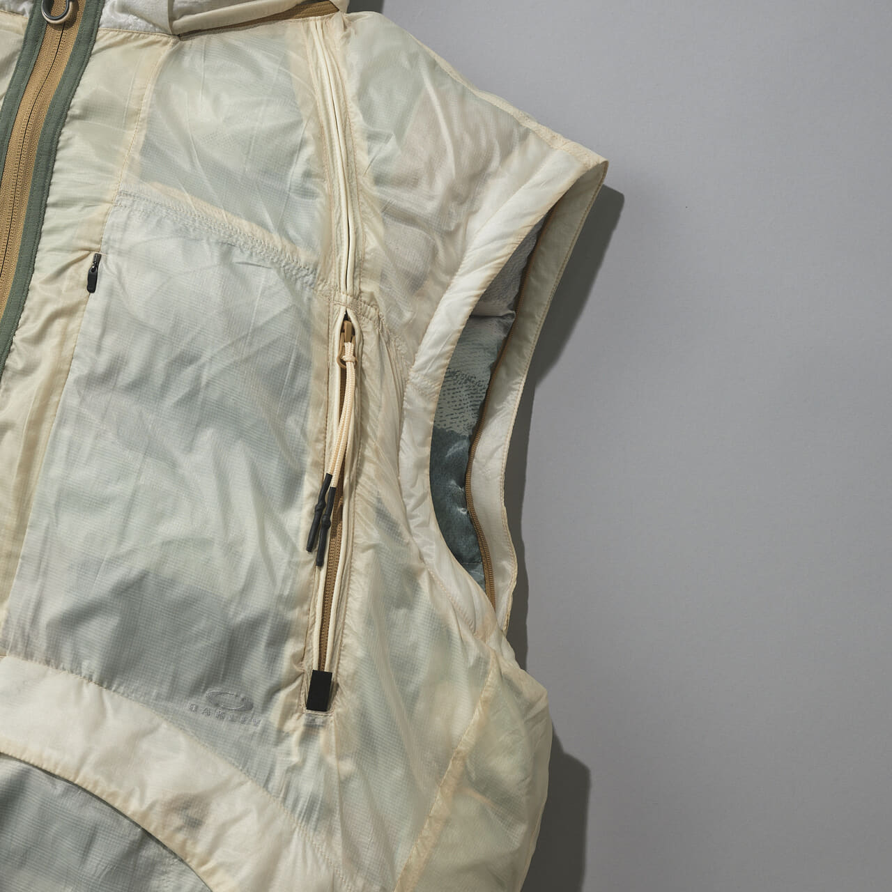 オークリーのダウン/Latitude Soar Puffer Jackettの袖周り