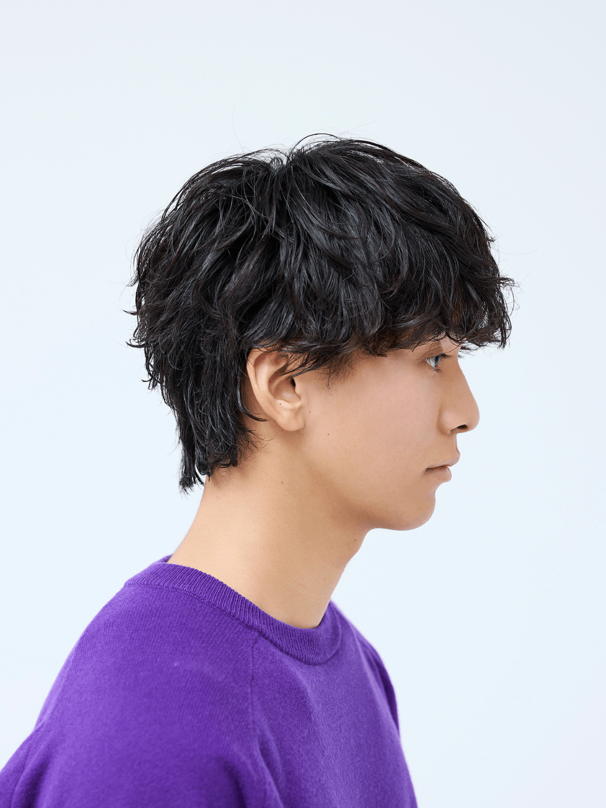 幅広なVバングで、マッシュショートをメンズライクに