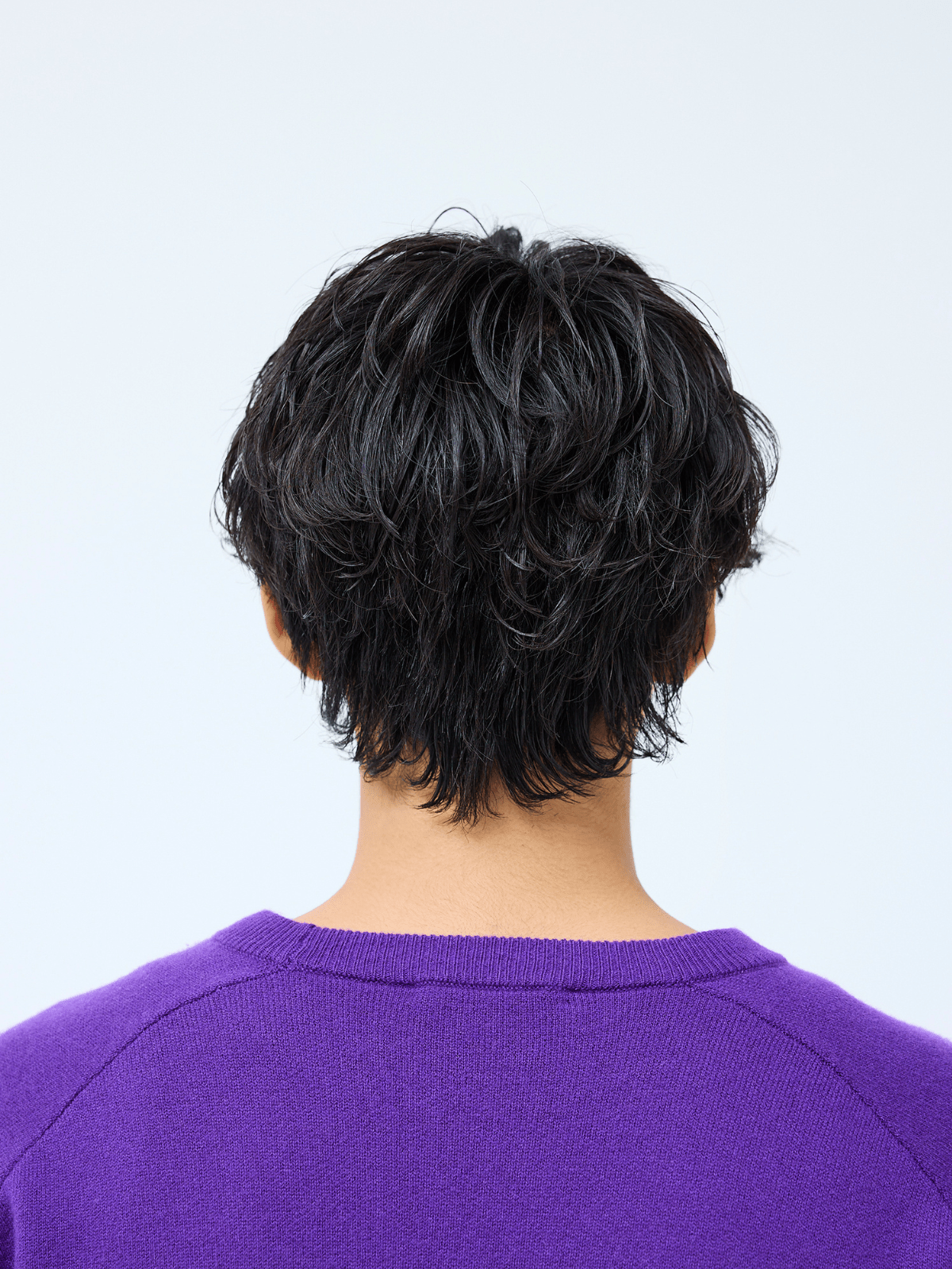 幅広なVバングで、マッシュショートをメンズライクに