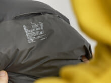 「無印良品」っぽく着ない。大人な黒ダウンをあえてのストリートスタイルで。【服好きたちのダウンスナップ #8】