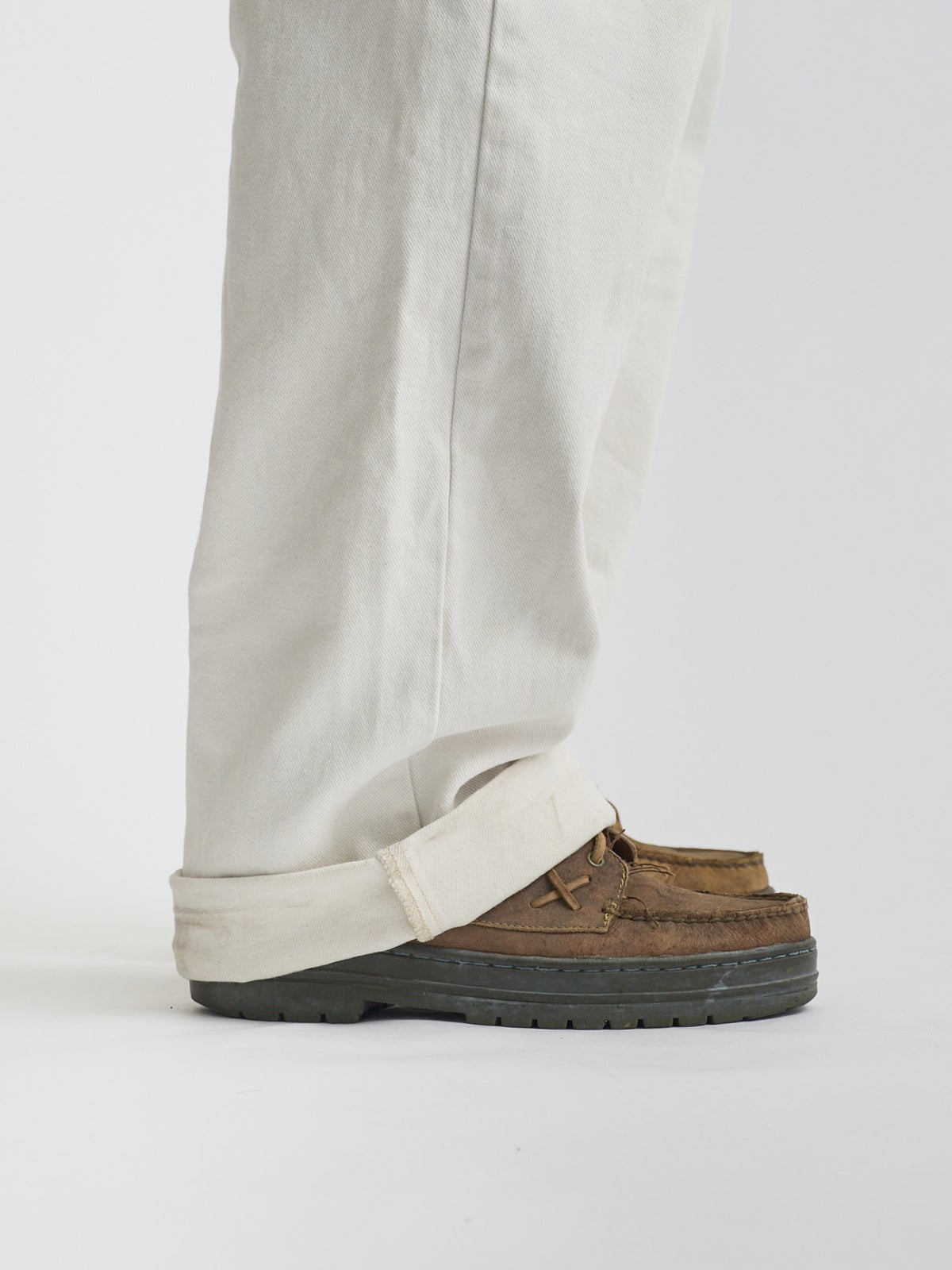 モンベルのアルパインダウン ジャケットのオシャレな着こなしのポロ ラルフ ローレンの革靴 俯瞰サイド