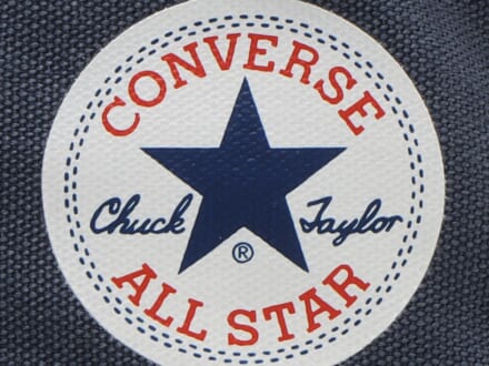 4半世紀ぶりのリニューアル!「コンバース」の“オールスター”に新色のレッドとネイビーが仲間入り!アップデートした快適な履き心地にも注目!