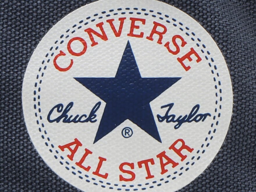 4半世紀ぶりのリニューアル！「コンバース」の“オールスター”に新色のレッドとネイビーが仲間入り！アップデートした快適な履き心地にも注目！