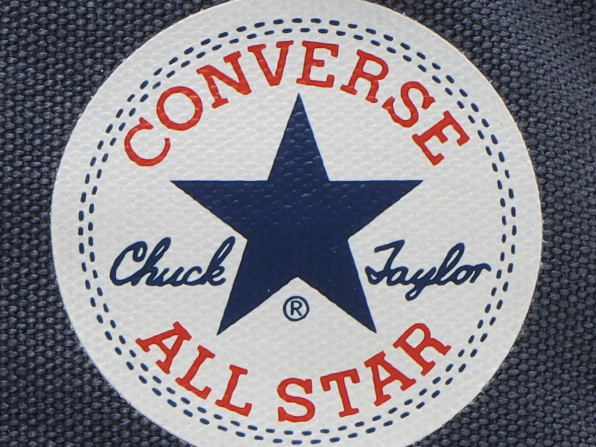 4半世紀ぶりのリニューアル！「コンバース」の“オールスター”に新色のレッドとネイビーが仲間入り！アップデートした快適な履き心地にも注目！