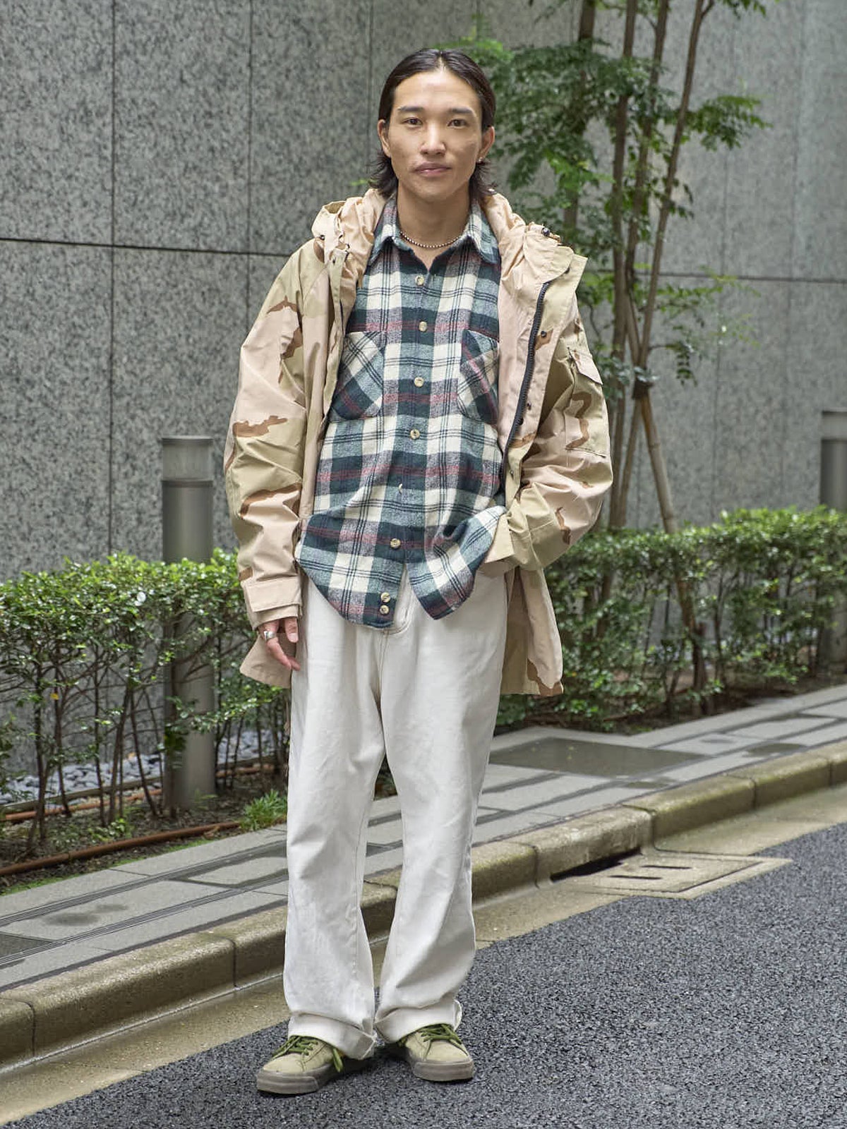 モデル　矢口さん　ナイキのスニーカーのお洒落な着こなし