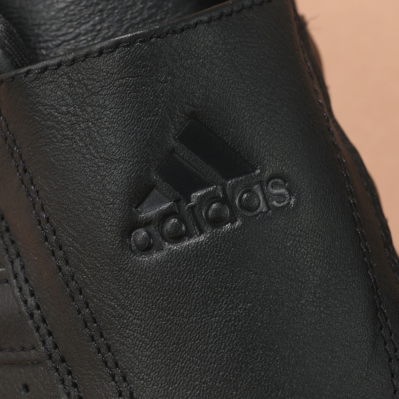 エディターが買ってよかったアディダス オリジナルスの愛用スニーカー「テコンドー」のロゴ