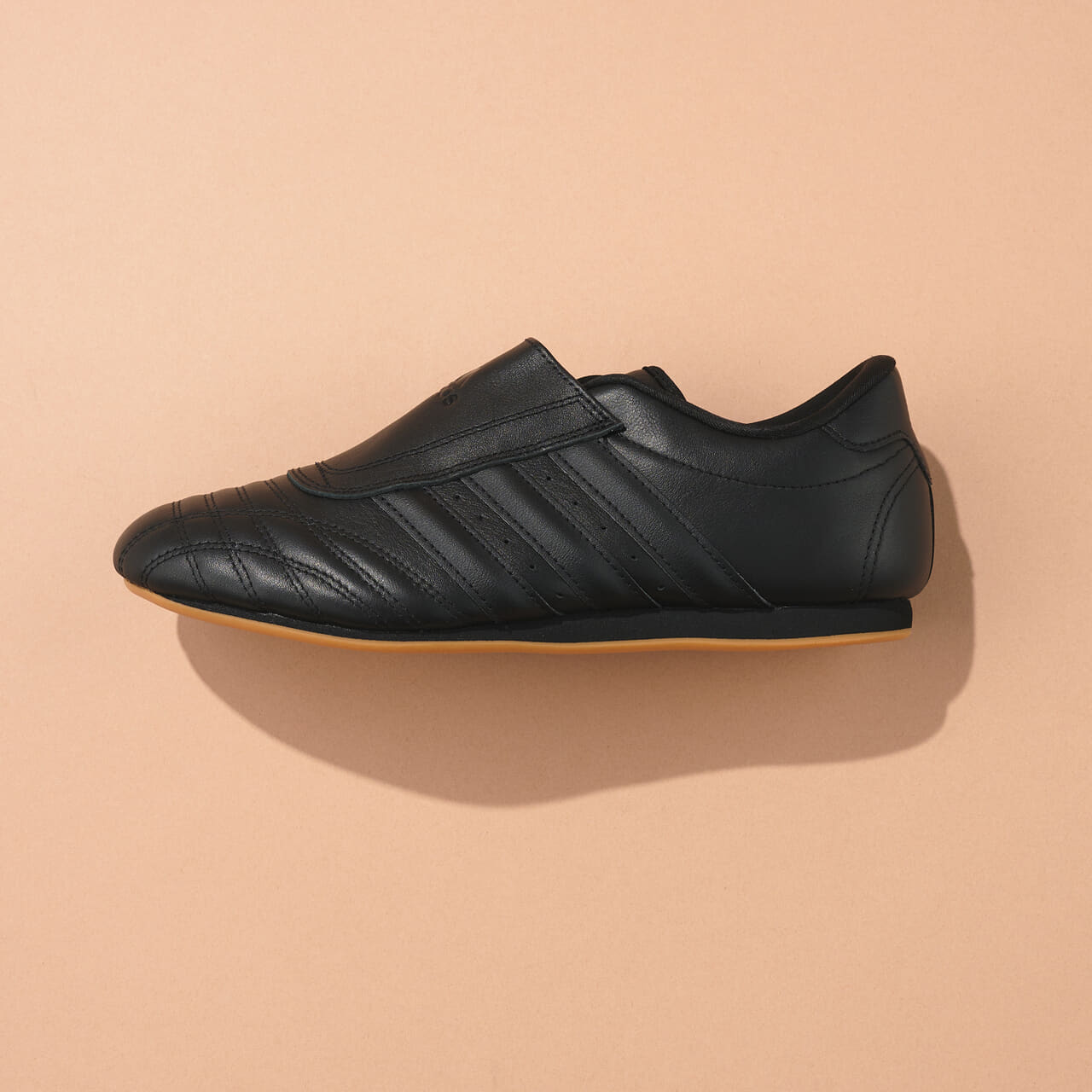 エディターが買ってよかったアディダス オリジナルスの愛用スニーカー「テコンドー」スニーカー左足横から