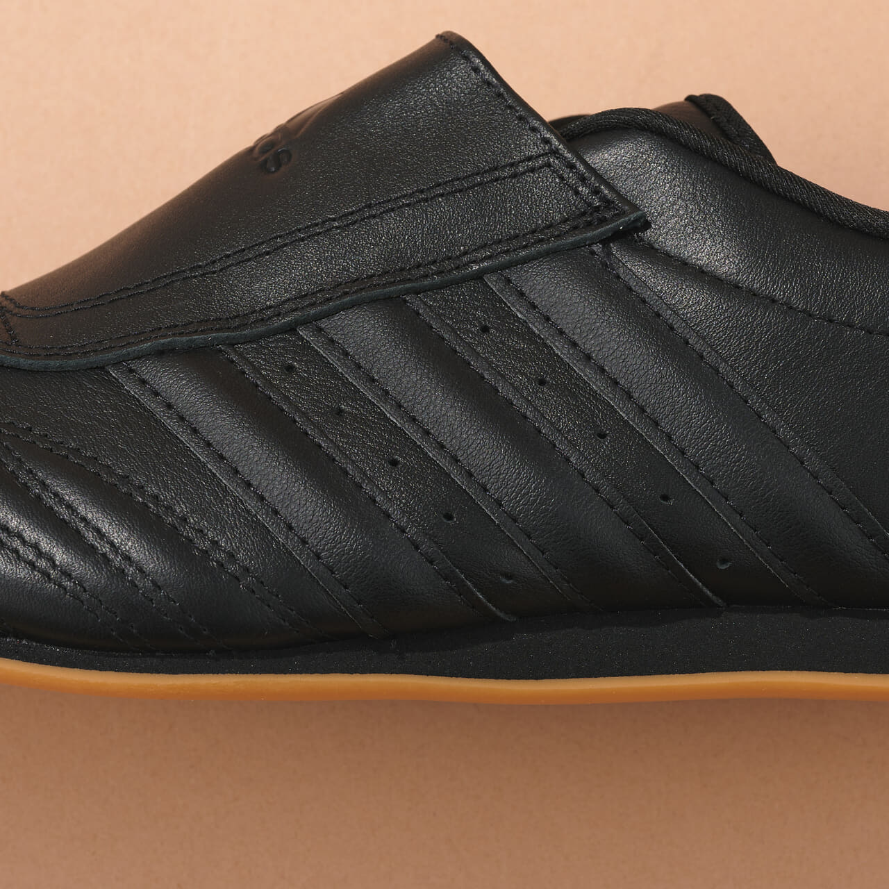 エディターが買ってよかったアディダス オリジナルスの愛用スニーカー「テコンドー」レザーのストライプステッチ