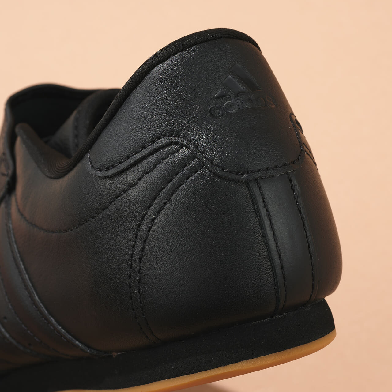 エディターが買ってよかったアディダス オリジナルスの愛用スニーカー「テコンドー」のヒールロゴ