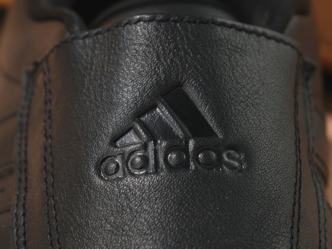 エディターが買ってよかったアディダス オリジナルスの愛用スニーカー「テコンドー」の型押しのシュータンロゴ