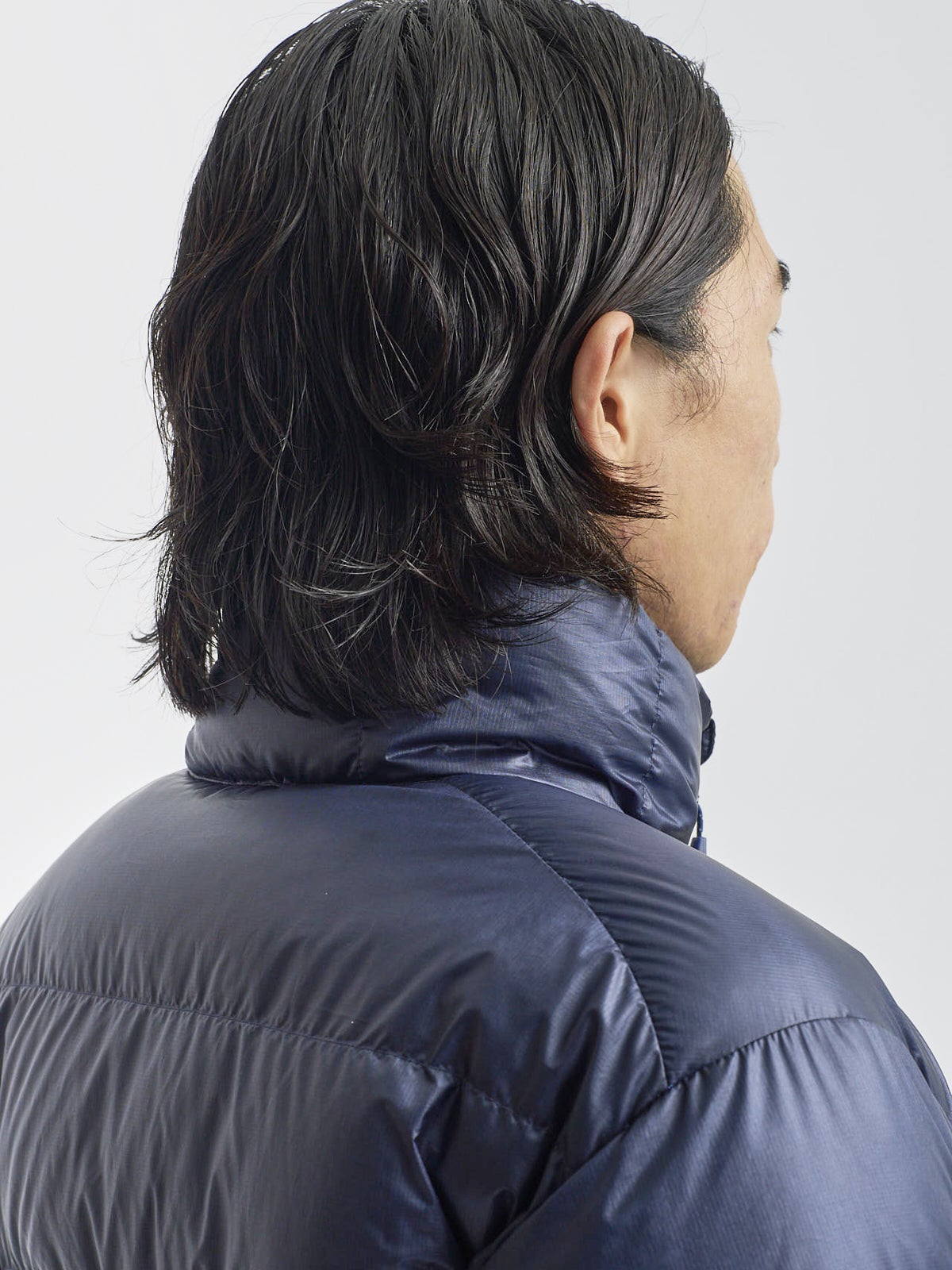 モンベルのアルパインダウン ジャケットのオシャレな着こなしの首元