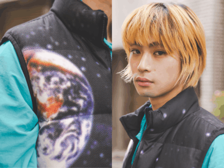 スペース柄のダウン×振り切ったレイヤードで独創的なバランスに! エッジィなハイトーンが個性を効かせて【おしゃれな人の冬ヘアとファッションSNAP!】