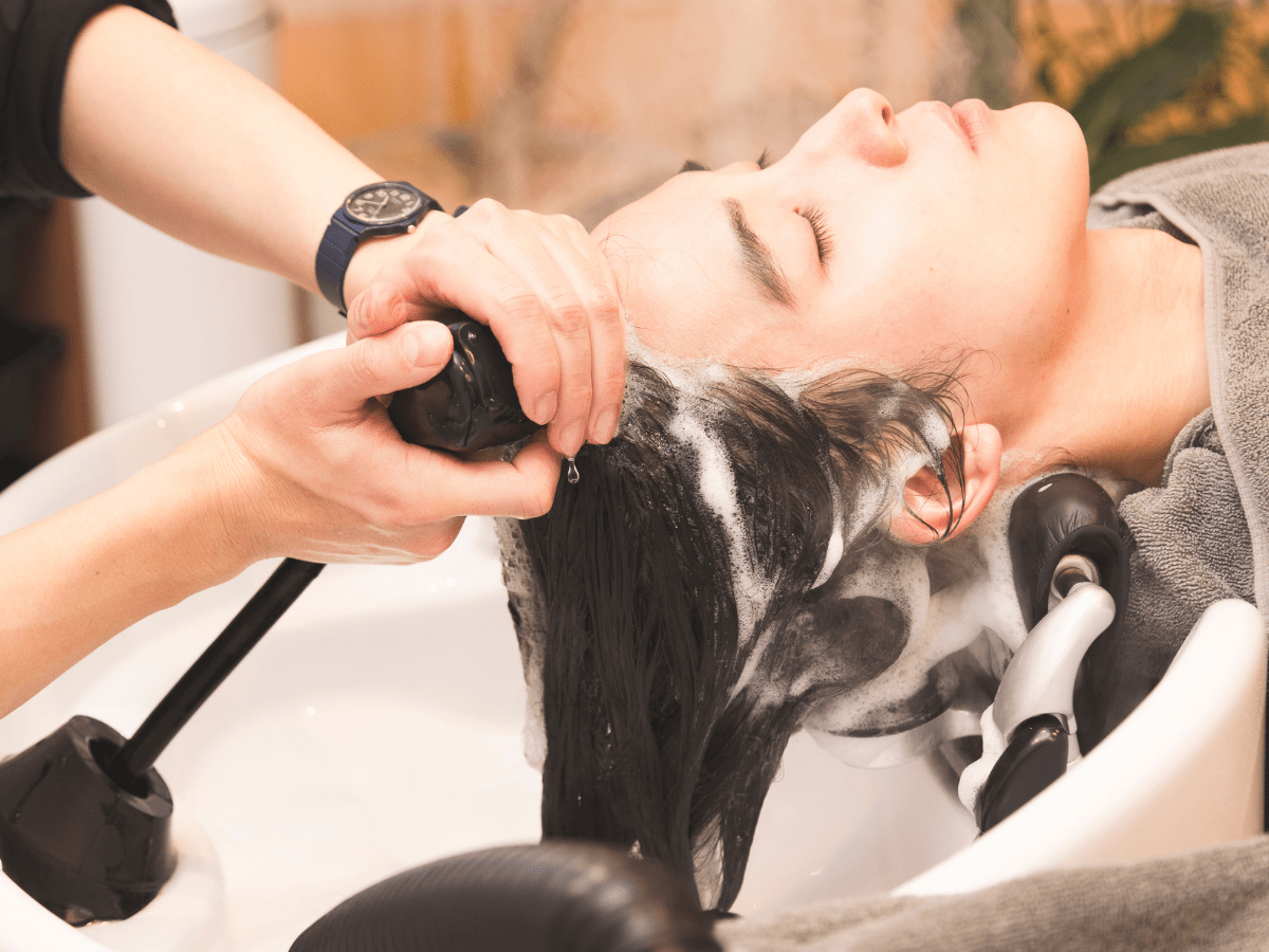 lush spa新宿 ヘアラボ体験 シャンプーの様子