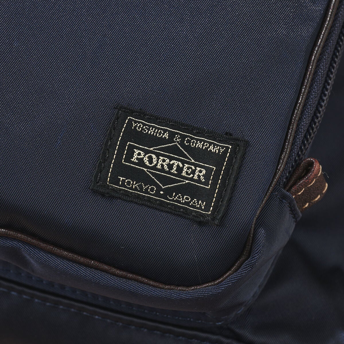 編集者が買ってよかったポーターのPLANシリーズ リュックサックのロゴ