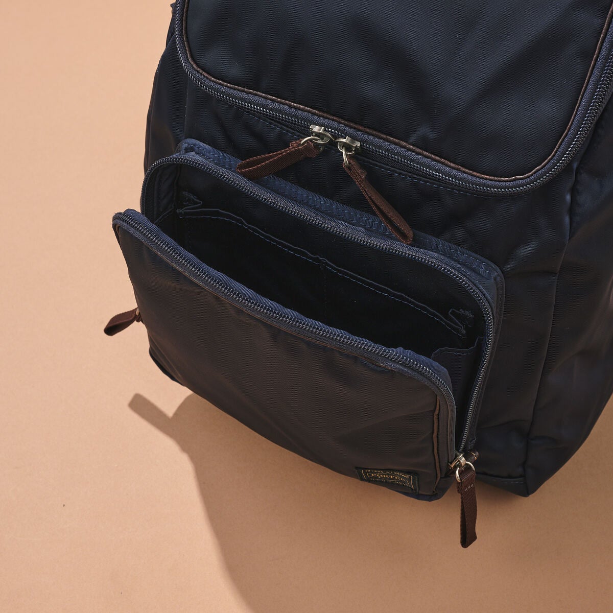 編集者が買ってよかったポーターのPLANシリーズ リュックサックのフロントポケットの開封