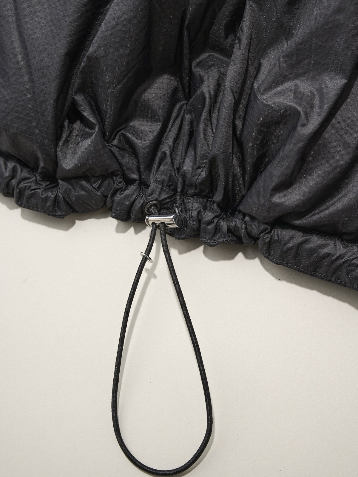 NO MAINTENANCE、4-ZIP PUFFER JACKET、裾ディテール