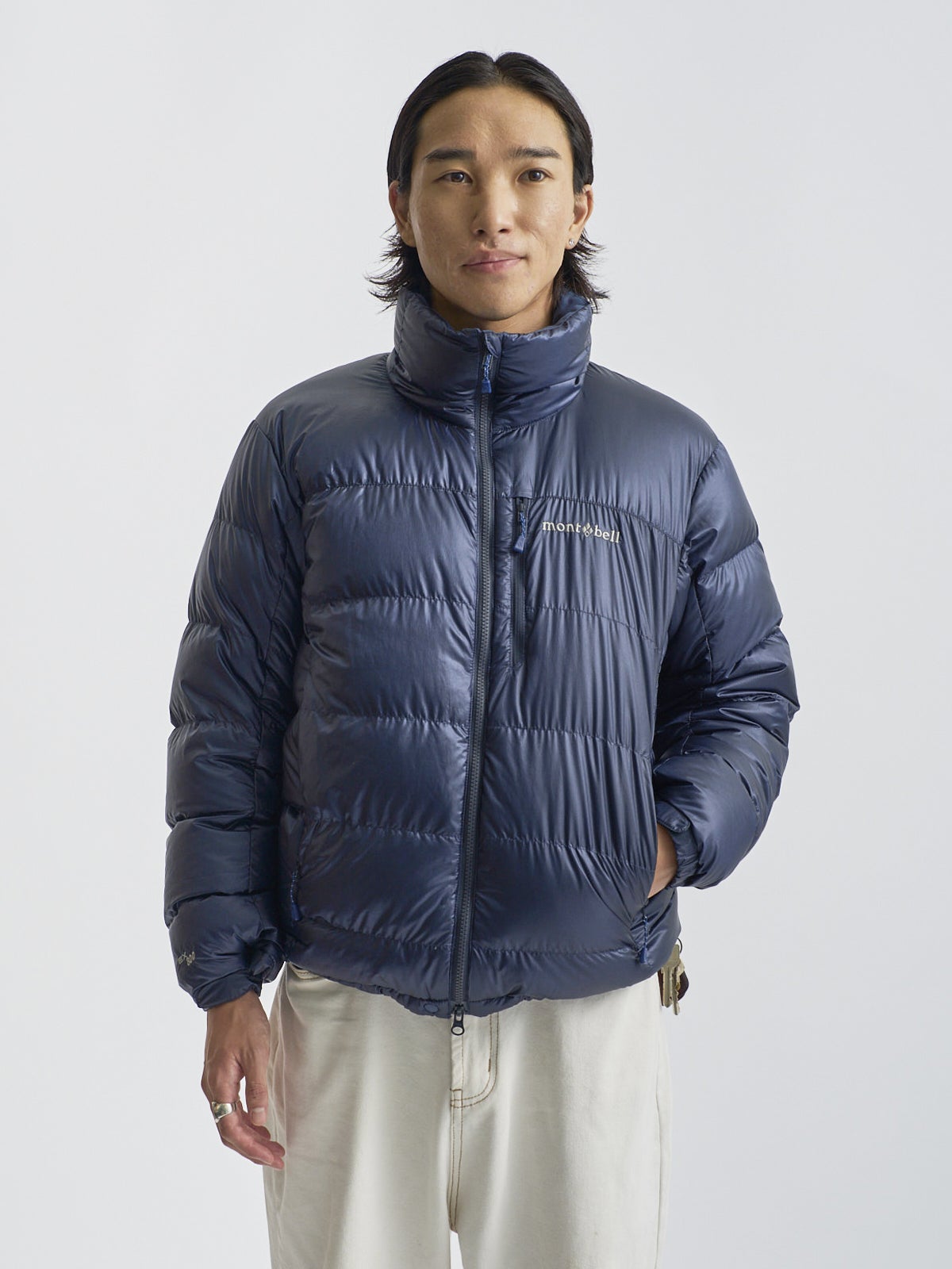 モンベルのアルパインダウン ジャケットのオシャレな着こなしの上半身
