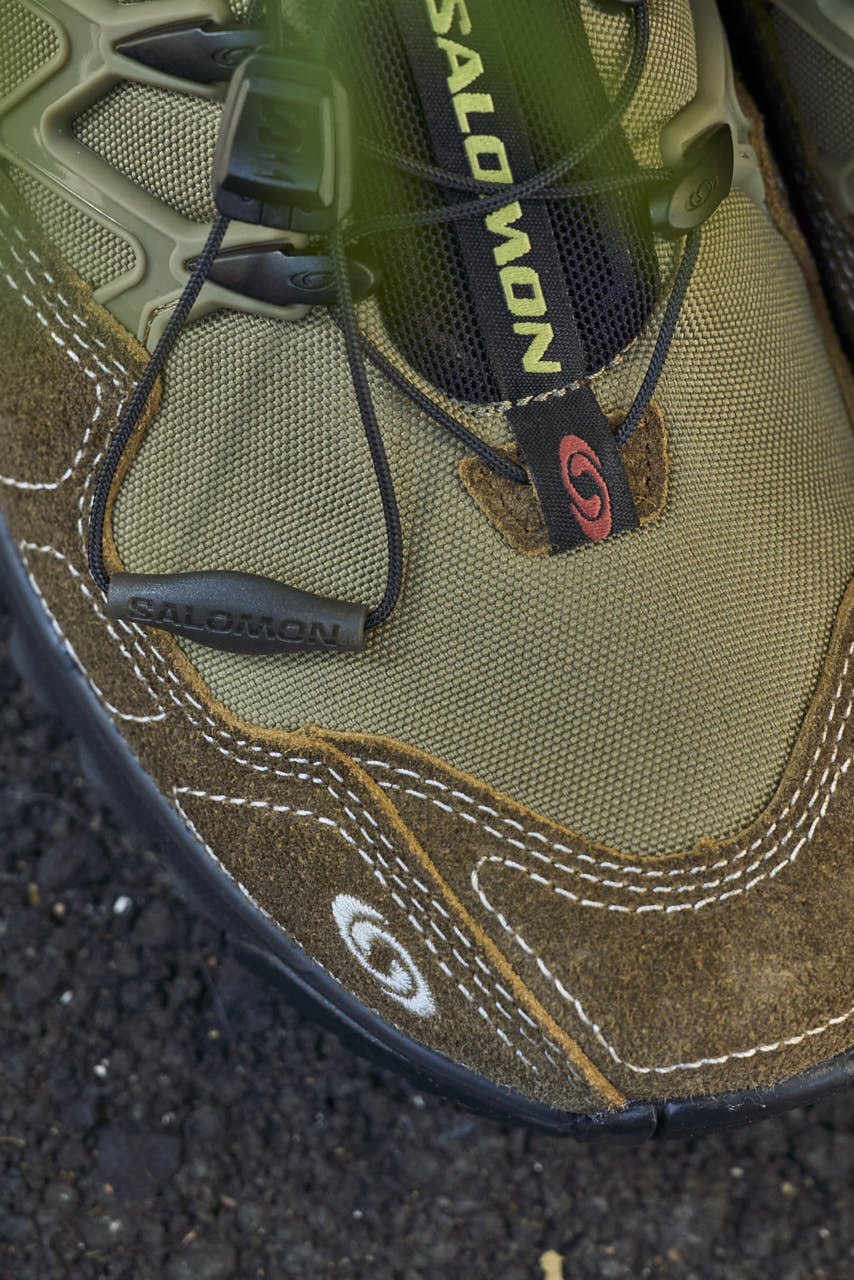 サロモンのスニーカー　上から　ドン寄り